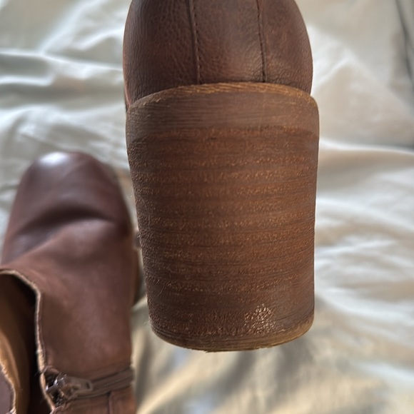 Crown Vintage short boots. Brown leather. Chunky Heel. 8.5 Almost New. - Picture 8 of 12